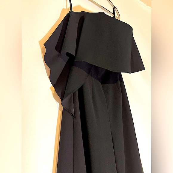 Elegant Crepe Jumpsuit.Strapless, ruffled top continues down right.POCKETS 😄 - Picture 3 of 6